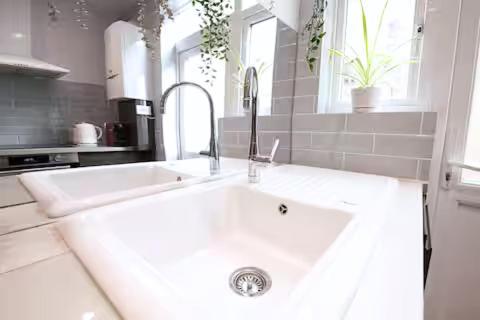 Victorian 2Br Apartment, King Beds, Fast Wifi, Near Shops, Cafes & Transport, E17 London Exterior foto
